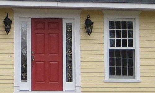 Червена входна врата на къща